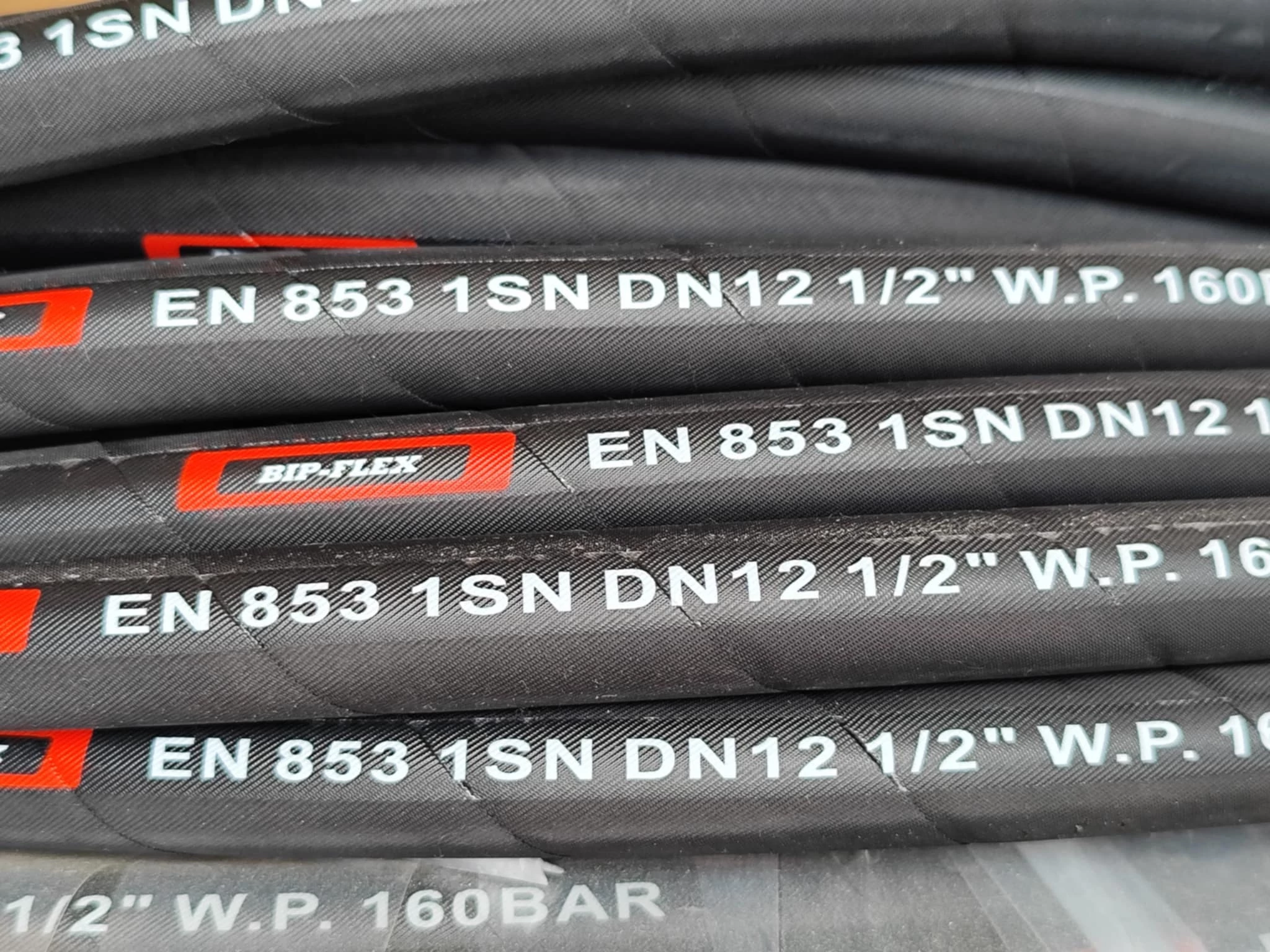 1SN-DN10-BIPFLEX (Egy acélbetétes hidraulika gumitömlő BIP-FLEX 1SN/DN10-3/8